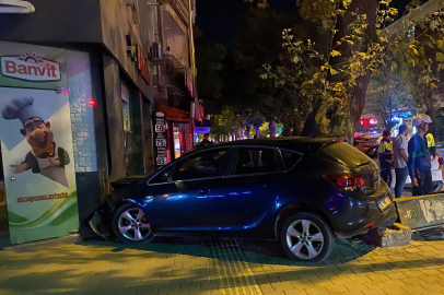 Bursa'da kontrolden çıkan otomobil iş yerine daldı: 2 yaralı