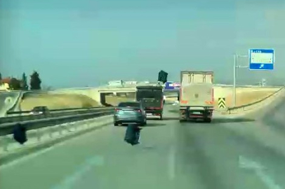 Bursa-İzmir yolunda düşen sebze kasaları trafikte facia atlattı