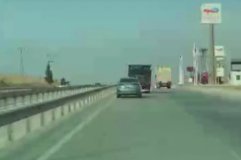 Bursa-İzmir yolunda düşen sebze kasaları trafikte facia atlattı