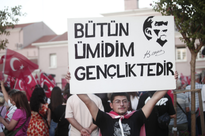 Bursa’da 30 Ağustos coşkusu: Fener alayı ve Göksel konseri