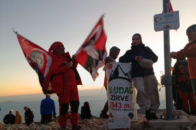 Bursa Dağcıları 30 Ağustos'u Uludağ'ın Zirvesinde Kutladı