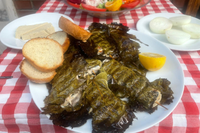 Sardalyanın tam zamanı: Üzüm mevsiminde lezzet dorukta