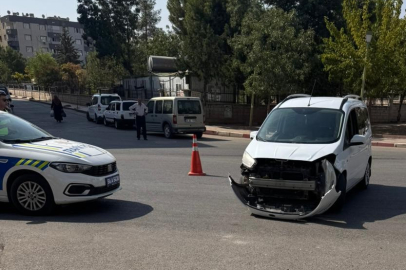Hafif ticari araç ile motosiklet çarpıştı: 2 yaralı