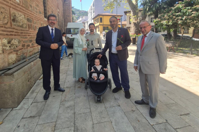 Mevlit Kandilini gül dağıtarak kutladılar