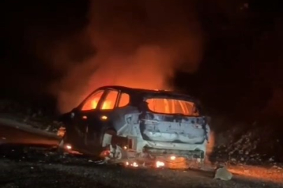 Alev alev yanan otomobil kullanılamaz hale geldi