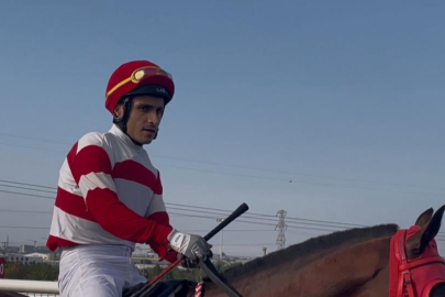 Bursa'da attan düşen jokeyin yerine yarıştı birinci oldu