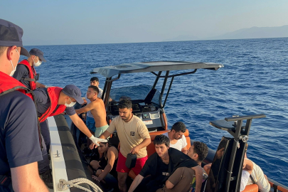 Motoru arızalanan lastik botta 17 göçmen kurtarıldı