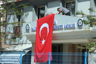 İzmir’de şehit polisler için bayraklı anma: Saldırıya tepki yağdı
