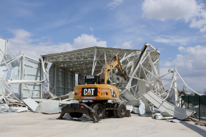 Nilüfer Belediyesi, kaçak yapıyı güvenlik önlemleriyle yıktı