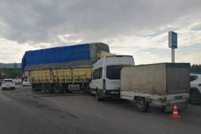 Minibüs ile kamyon çarpıştı: 8 yaralı