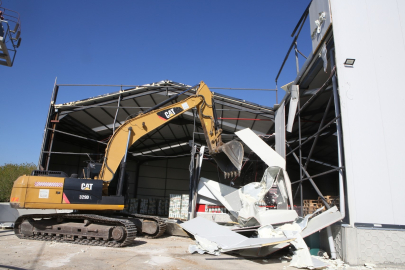 Nilüfer'de tarım alanına yapılan kaçak depo yıkıldı