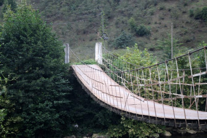 Süme Köyü’nde tek geçiş yolu tehlike saçıyor