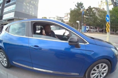 Bursa'da virajda yol tartışması kask kamerasında