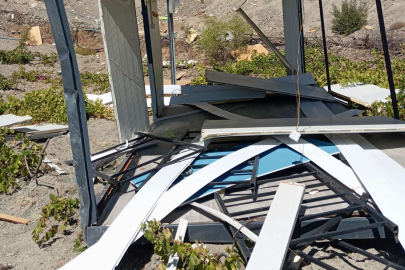 Şiddetli rüzgar boş konteyneri uçuruma yuvarladı