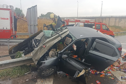 Bursa’da yağış kazayı tetikledi: Araç bariyerlere saplandı, 2 yaralı