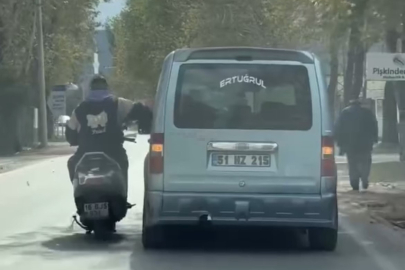 Bursa’da tehlikeli sohbet: Motosiklet sürerken araca yaslandı