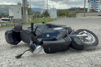 Motosiklet mucurlu yolda devrildi: Kaza anı kamerada