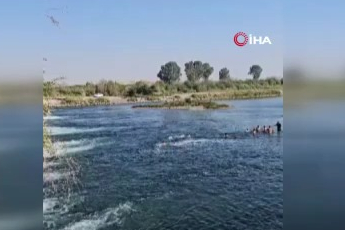 Suda çırpınan 2 genci çevredekiler son anda kurtardı