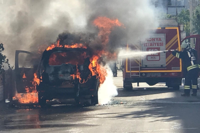 Park halindeki ticari taksi alev topuna döndü