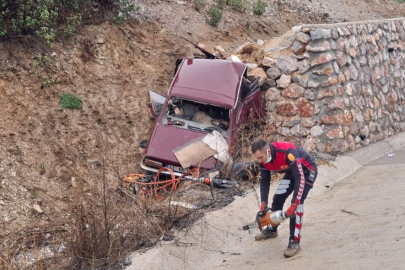 Kayganlaşan yolda otomobil duvara çarptı: 2 kişi hayatını kaybetti