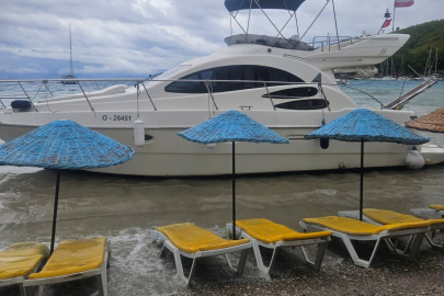 Şiddetli rüzgar tekneyi sahile sürükledi