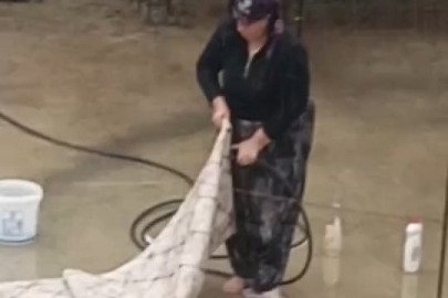 Bursa’da su kesintisine rağmen yağmur altında halı yıkadı