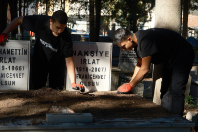 Sessiz hizmet: Karacabey’de gençlerden gönüllü mezar bakımı