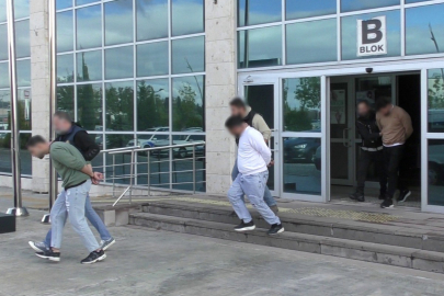 Uşak’ta İranlı 3 kişinin midesinden 1,5 kilo uyuşturucu çıktı