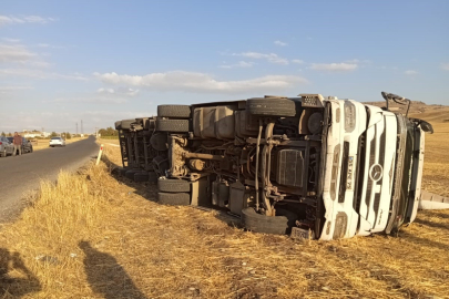 Saman yüklü TIR yan yattı: 1 yaralı