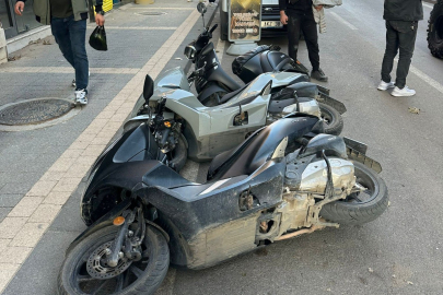 Üç motosiklet domino taşı gibi devrildi