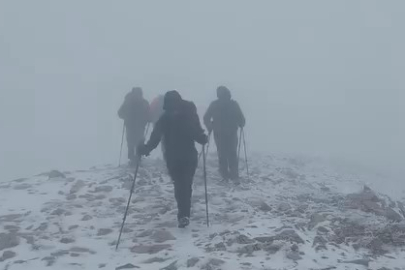 Uludağ’da mevsimin ilk karı zirvede kutlandı