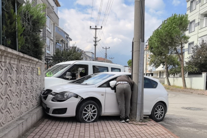 İnegöl’de kavşakta kaza: Araçlar site duvarına çarptı, 1 yaralı