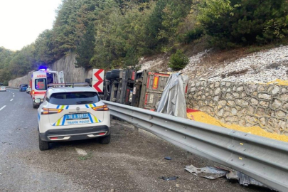 Bursa'da kontrolden çıkan yem yüklü tır devrildi
