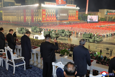 Kuzey Kore, yeni kıtalararası füzesini sergiledi