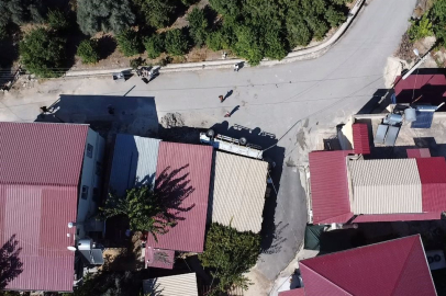 Kamyonet depoya girdi, yaralılar ekiplerin çalışmasıyla kurtarıldı