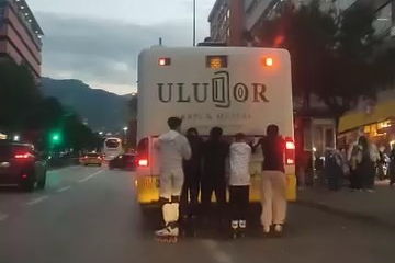 Bursa’da tehlikeli yolculuk: Araçların arkasına tutundular