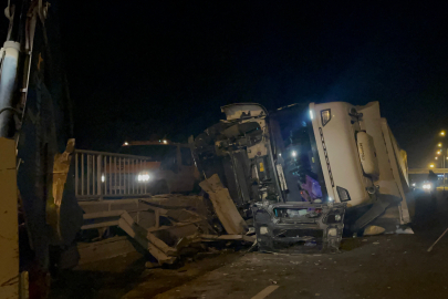 Eskişehir’de şeker yüklü TIR devrildi: Trafik felç oldu