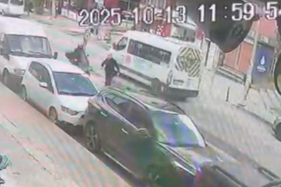 Motosiklet kazası kamerada: Yaya ve sürücü yaralandı
