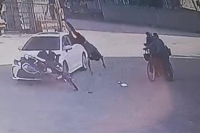 Motosiklet kazası kamerada: Sürücü yaşlı çiftin üzerine uçtu