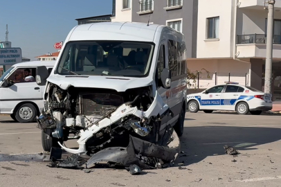 Otomobil ile servis minibüsü çarpıştı: 1 yaralı
