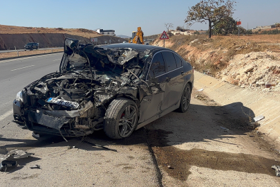 Otomobille çarpışan kamyonet ters döndü: 1 ölü, 1 yaralı