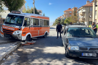 Otomobille çarpışan yolcu minibüsü kaldırıma çıktı: 3 yaralı