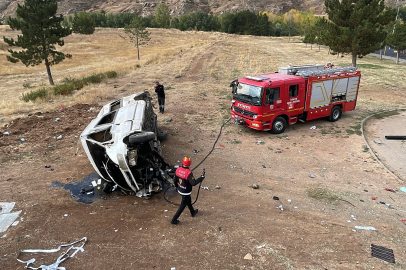 Minibüs istinat duvarından aşağı devrildi: 4 yaralı