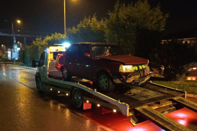 Otomobil, köprünün korkuluklarına çarptı