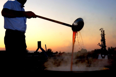 Asırlık lezzet, asırlık dayanışma: Pekmez köpüğü geleneği devam ediyor