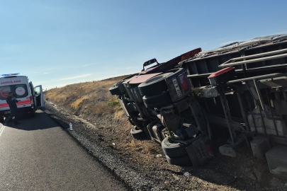 Kontrolden çıkan TIR devrildi, sürücü hafif yaralandı
