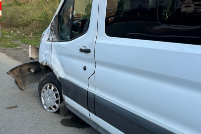 Okul servisi ile kamyonet çarpıştı