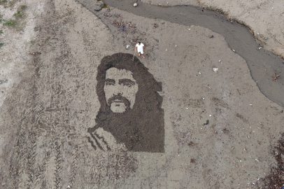 Alanya sahilinde Barış Manço’ya kumdan portreli anma