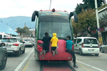 Bursa’da akılalmaz görüntü: Çocuklar ölümle burun buruna