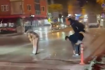 Bursa’da gençler caddeyi birdirbir oynayarak geçti